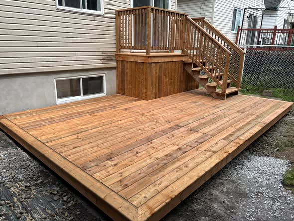 Patio extérieur en bois terminé