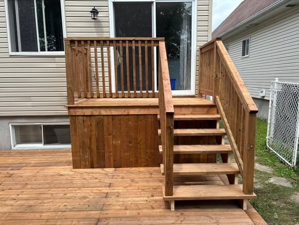 Installation de plancher de bois sur un patio extérieur