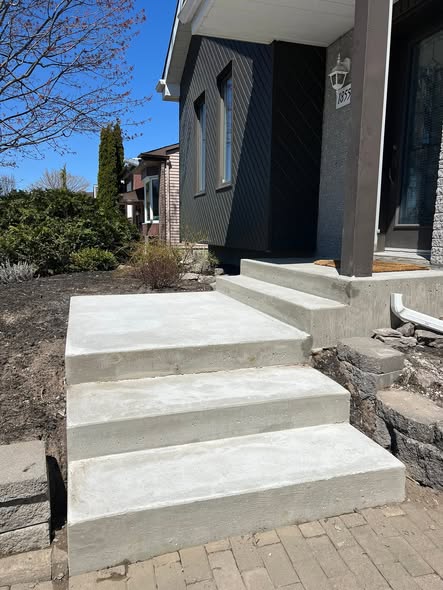 Escalier et palier de béton coulés sur mesure après coffrage