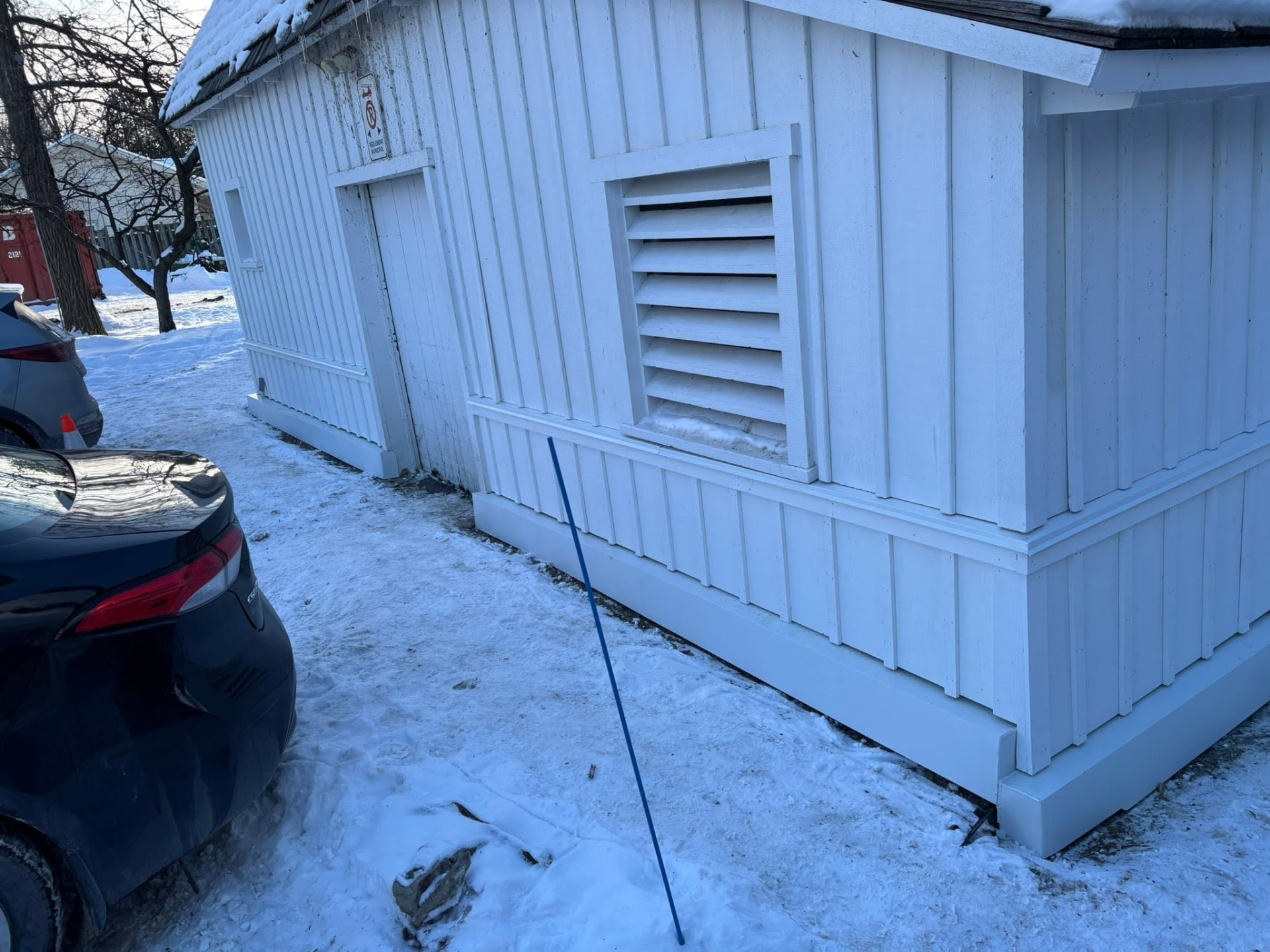 Finition extérieure et pliage d'aluminium sur un garage