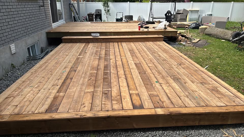 Terrasse de deuxième étage en bois à deux paliers en construction